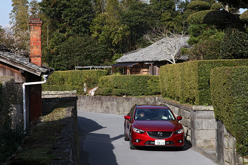 知覧の武家屋敷通りをゆっくり進むアテンザ ワゴン