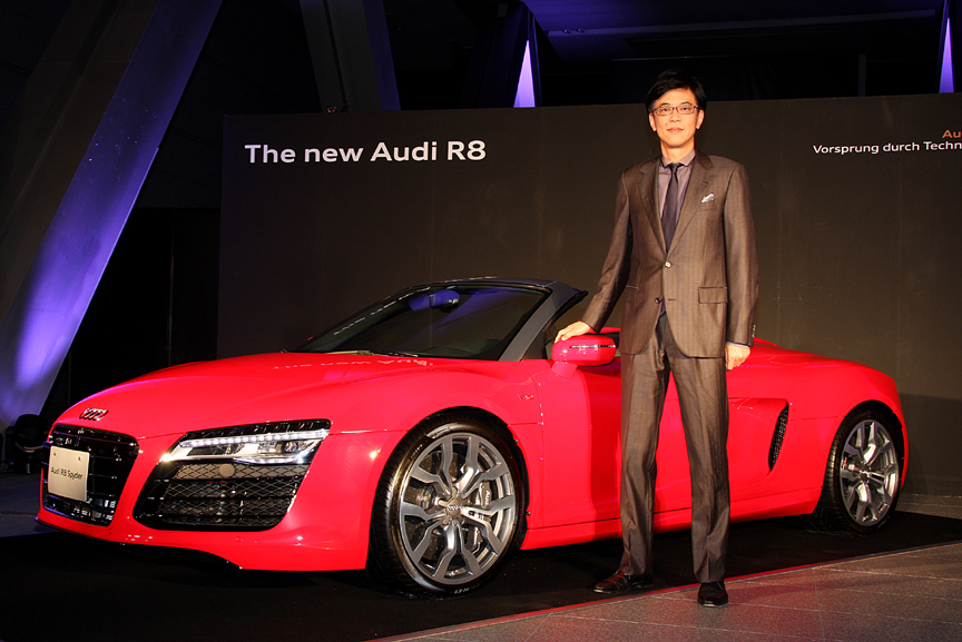 2013年モデルの「R8 スパイダー 5.2 FSI クワトロ」とアウディ ジャパンの大喜多寛社長