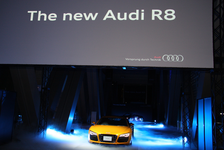 スモーク噴射の演出の向こう側から2013年モデルのR8が登場した