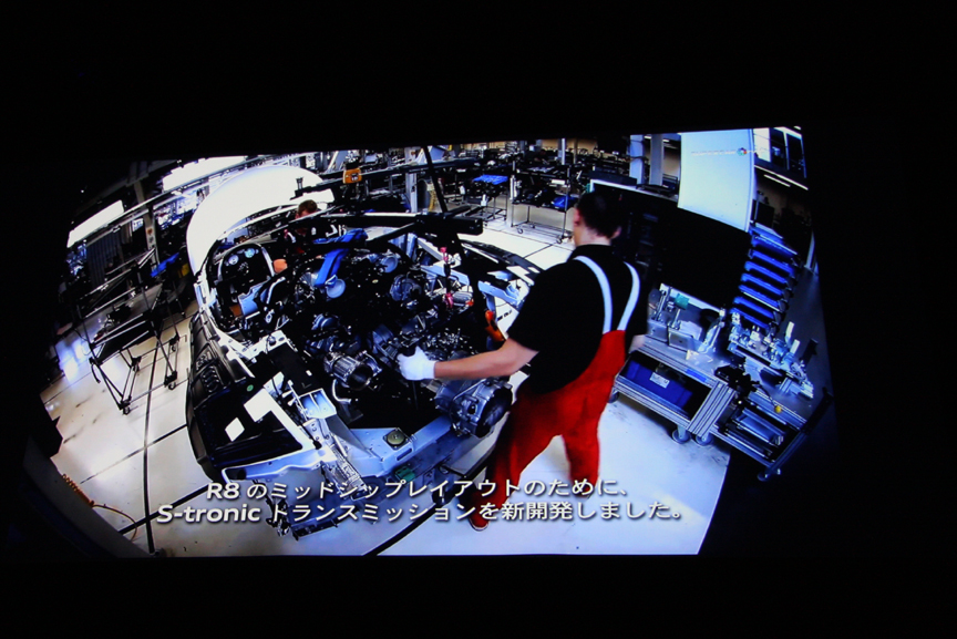 従来搭載していたシングルクラッチ式のRトロニックに替えて採用されたデュアルクラッチ式のSトロニック。高効率化によって0-100km/h加速を0.3秒短縮した3.6秒としたほか、7速化されたトップギヤはクルージング用に設定され、燃料消費量を削減。このため、314km/hという最高速度は6速ギヤで記録されるという