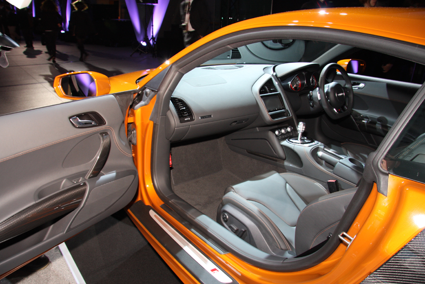 R8 クーペ 5.2 FSI クワトロのキャビンとドアトリム