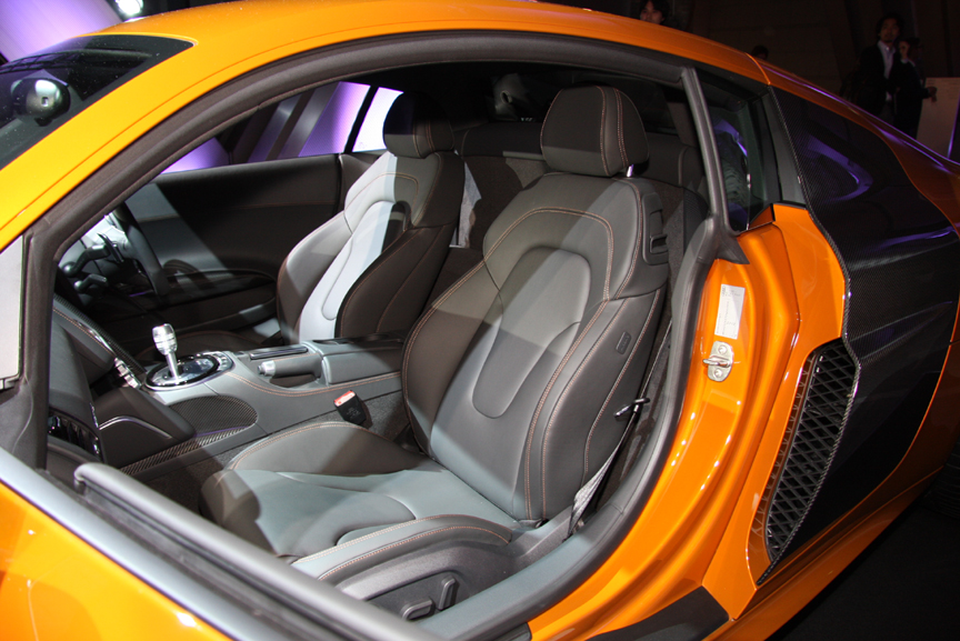R8 クーペ 5.2 FSI クワトロのキャビンとドアトリム