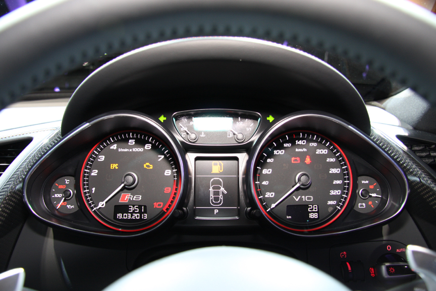 R8 クーペ 5.2 FSI クワトロのインパネ