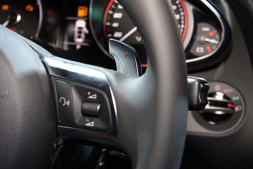 シフトノブのロゴマークを変更したほか、ステアリングのシフトパドルを大型化