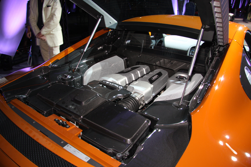 エンジンにはとくに大きな変更はなく、スペック上での最高出力＆最高トルクは不変。Sトロニックの採用で燃費は向上し、5.2リッターV10のクーペモデルの燃費は100km走行あたり13.1L