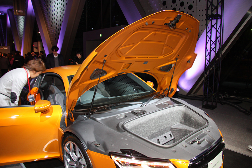 ミッドシップのR8はフロントノーズに収納スペースを設置。容量は100Lを確保する