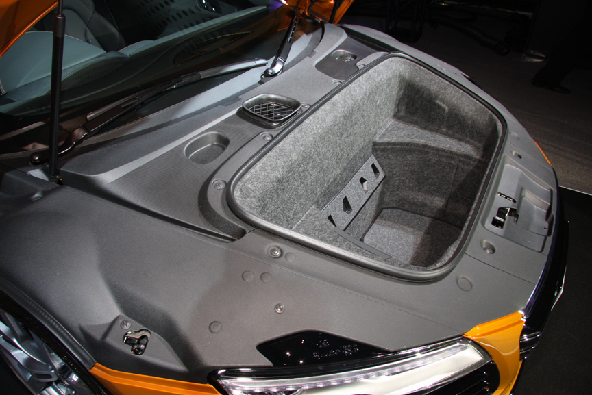 ミッドシップのR8はフロントノーズに収納スペースを設置。容量は100Lを確保する