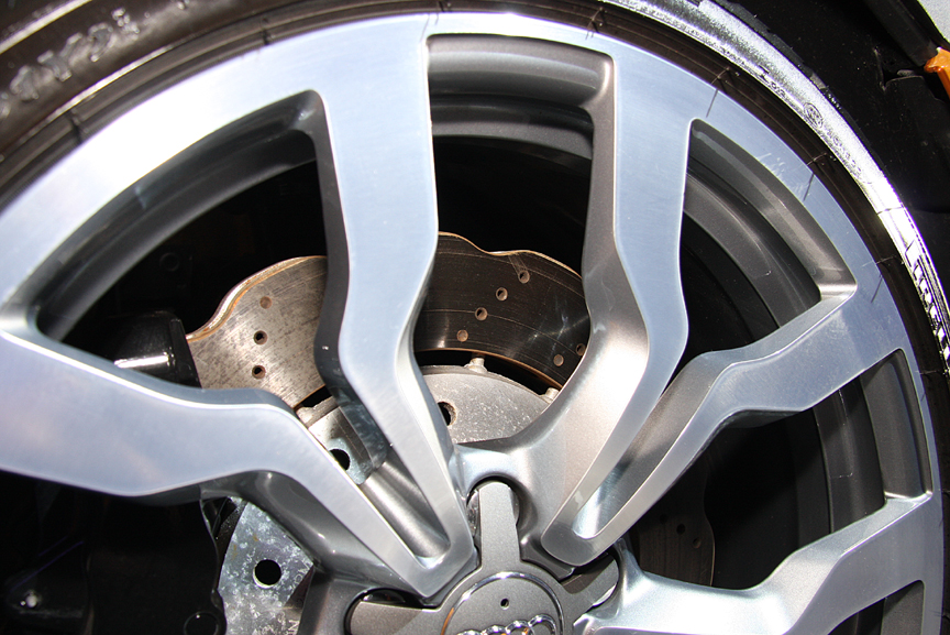 ブレーキシステムは大きく変更されたポイント。ブレーキディスクの外周を波形デザインにすることで、強度はそのままに1つあたり500g、4個所合計で2kgの軽量化を実現。さらに放熱性も向上している
