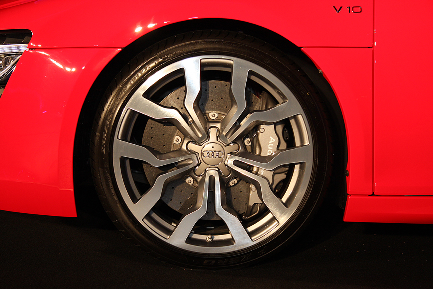 V10エンジン車にはオプションとして、シリコンカーバイドをベースにカーボンファイバーを埋め込んだセラミックブレーキを設定。日常シーンでの使い勝手は純正ブレーキに譲るものの、サーキット走行では過酷な状況下でも安定した制動力を発揮する