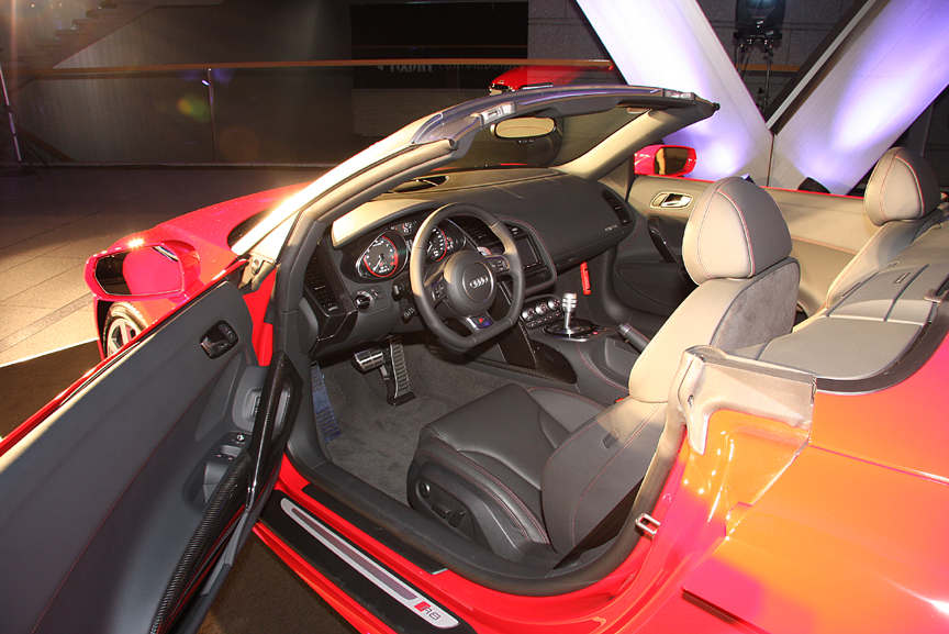 R8 Spyder 5.2 FSI クワトロのインパネ。全車で左右どちらのステアリングも選択可能