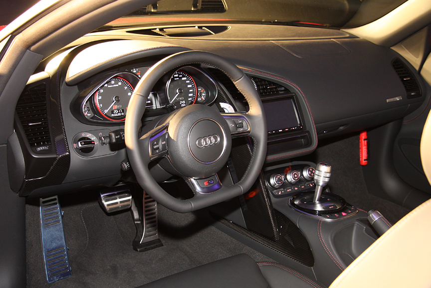 R8 Spyder 5.2 FSI クワトロのインパネ。全車で左右どちらのステアリングも選択可能