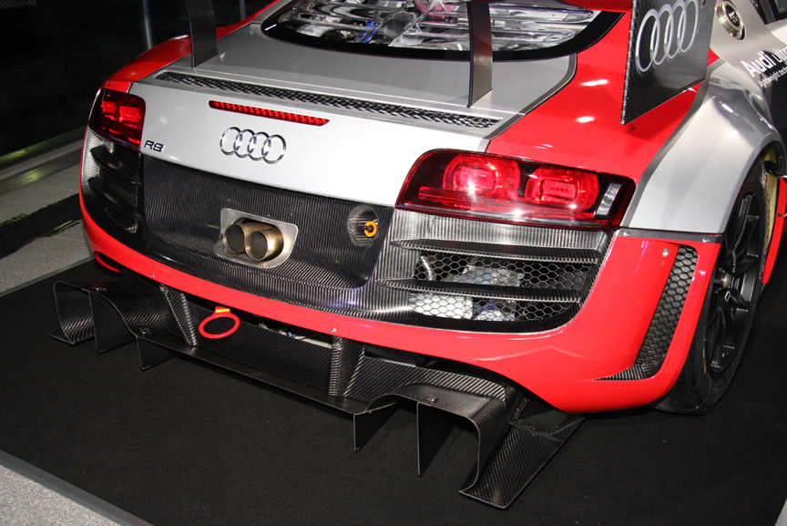 フロア下の整流効果を高める改良型リヤディフューザー