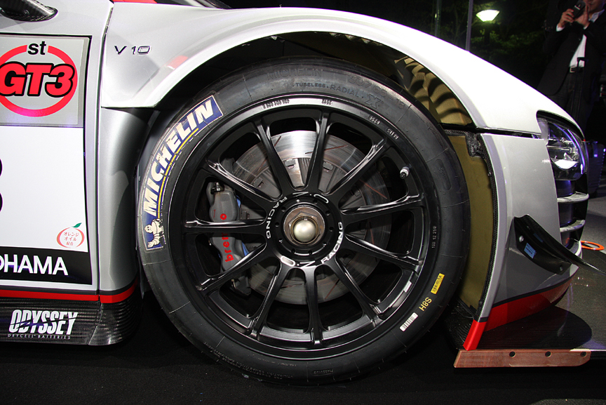 足まわりでは、前後ブレーキのマスターシリンダーサイズを最適化して制動時のバランスを変更。ホイールはマグネシウムからアルミに変更して軽量化