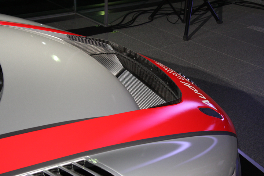 フロントノーズに斜めに設置された大型ラジエター