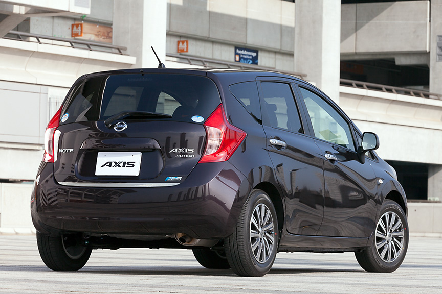 バックドア下部のモールはオプション