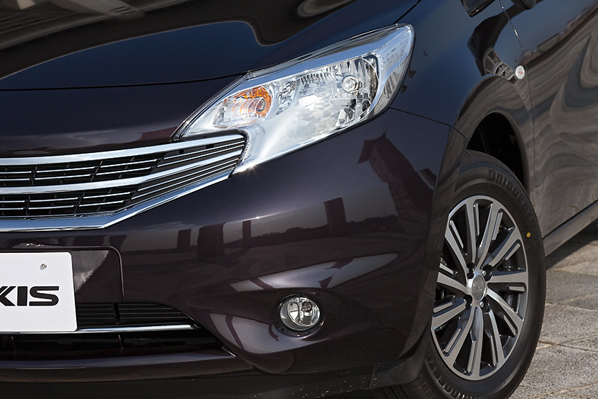 ベースグレードではオプションとなるフォグランプを標準装備