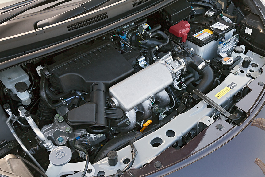 2WD車のエンジンはスーパーチャージャー付き直列3気筒 DOHC 1.2リッター直噴の「HR12DDR」。最高出力は72kW（98PS）/5600rpm、最大トルクは142Nm（14.5kgm）/4400rpmで、ベース車と変わらないスペック。車両重量も1090kgで同じだ