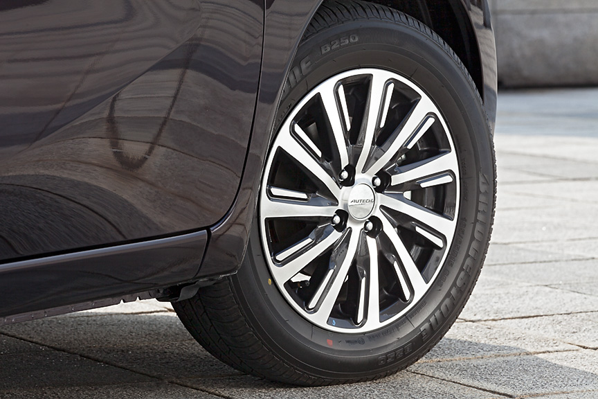 185/65 R15タイヤ＆専用デザインのアルミホイールはオプション