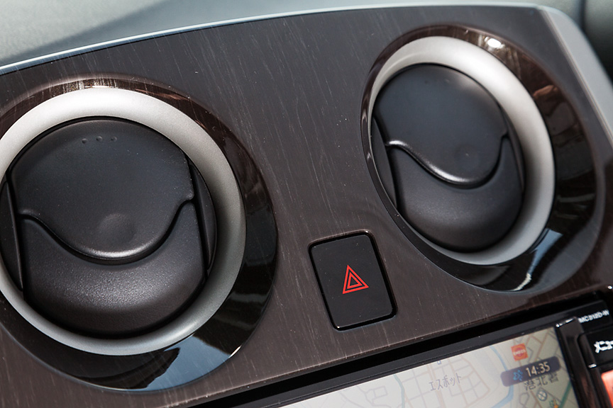 若干ブラウン系のカラーを含んだベースにシルバーカラーの木目が映える