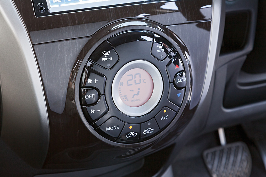 エアコンもメダリストに標準装備となるプッシュボタン式のオゾンセーフタイプ