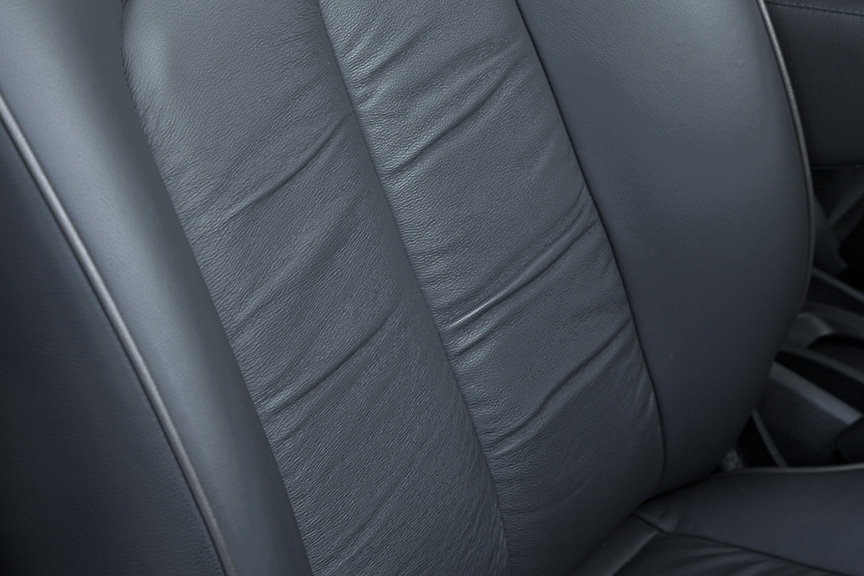 シート中央部にはギャザーを入れることでラグジュアリーなムードを強調。ライトブラウンのパイピングも主張しすぎずセンスがよい