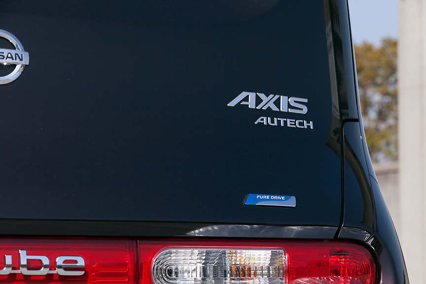 リアに専用のエンブレムが付くのはノート アクシスと同じ