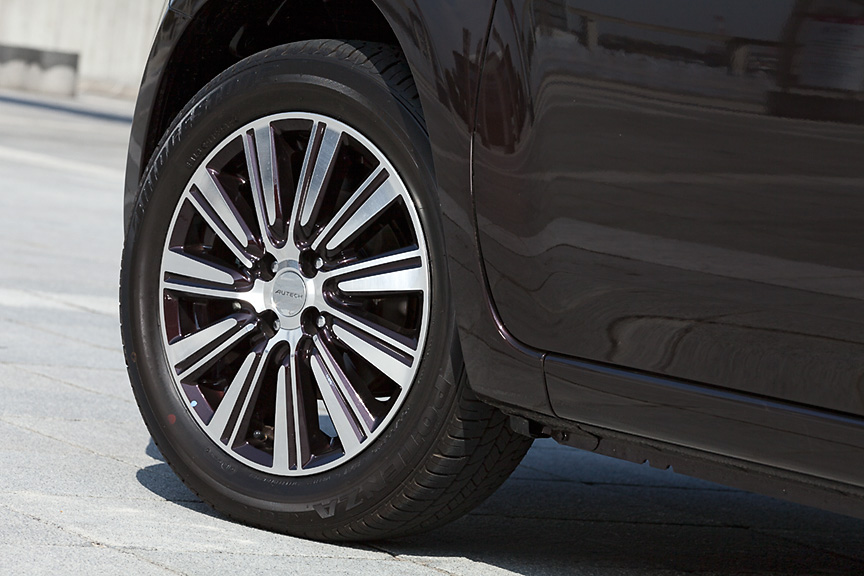 専用16インチアルミホイールはオプション。撮影車と同じビターショコラでペイントされたカラードタイプとなる