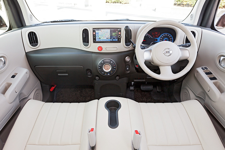 ノートアクシスと違いインパネまわりはノーマルと変わらない。日産オリジナルナビゲーション「MC-312D」はオプション