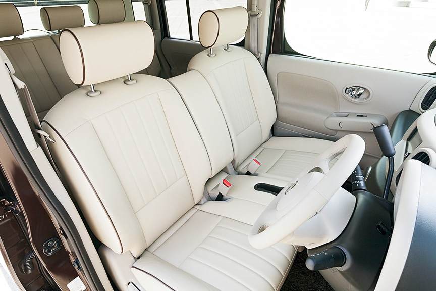 シートクッションから専用開発となる本革シートは座り心地バツグンだ