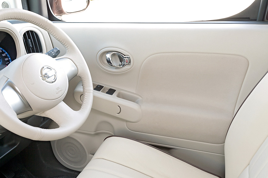 ドアハンドルは上級モデルと同じくメッキタイプを採用