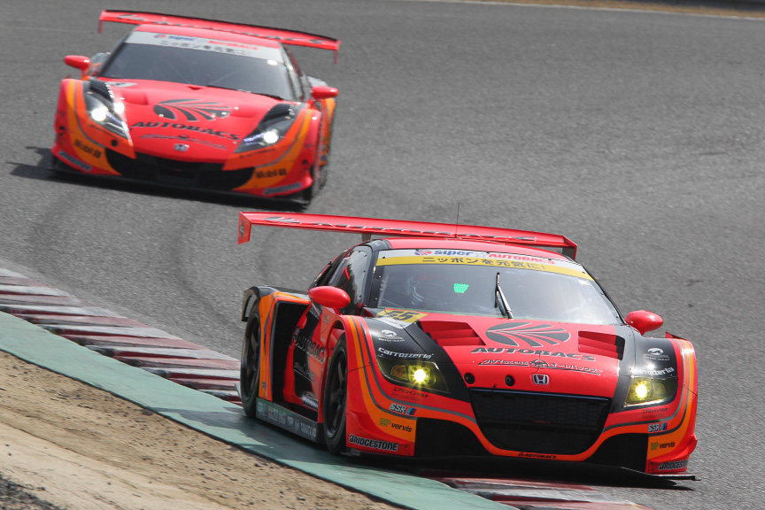 手前がブリヂストンを装着するARTA CR-Z GT。こちらもハイブリッドのJAF-GT車両