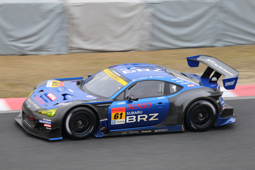 オートサロン発表時ともボンネットのエアインテークやカナードの有無に違いが見られるが、大雑把に言えば、黒いカーボン地がむき出しの部分が昨年からの変更個所だ