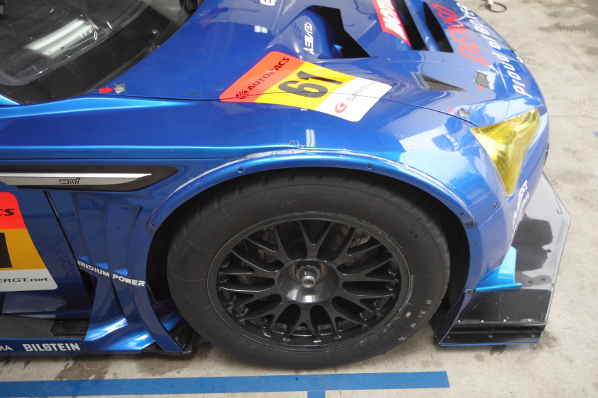 昨年はシーズン途中のタイヤ変更に伴ないオーバーフェンダーで幅が拡張されていた