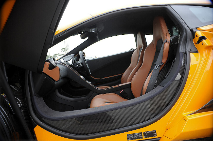 フロントシートまわりはカーボンによる一体成型したシャシーとなる