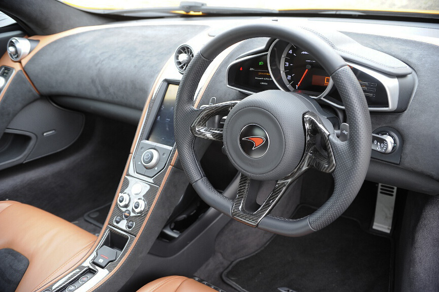 コクピットに電子スイッチが並ぶ