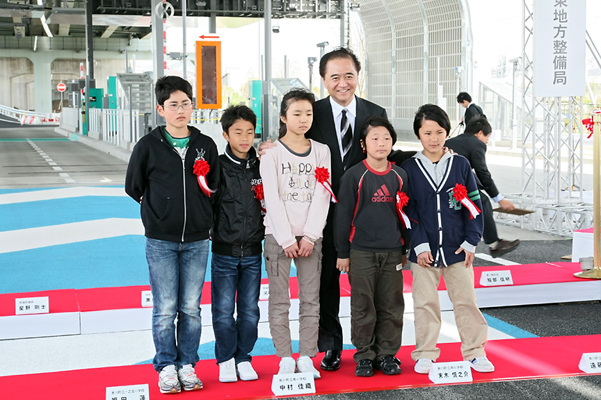 テープカットには地元寒川町の小学生も招かれた