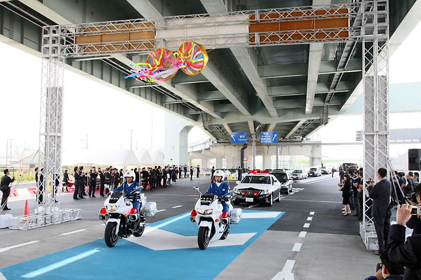 通り初めの車列は白バイ2台が先導