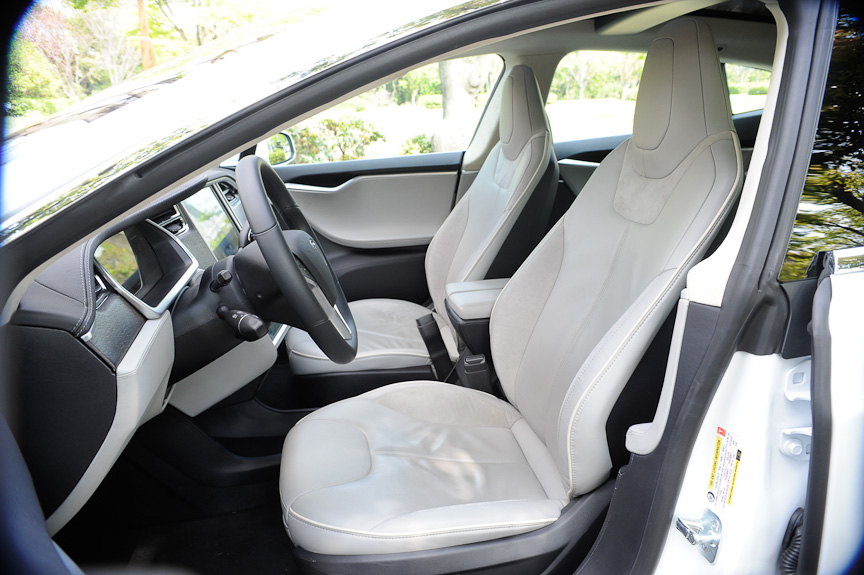 レザーシートを装備した室内は広々としてラウンジ風