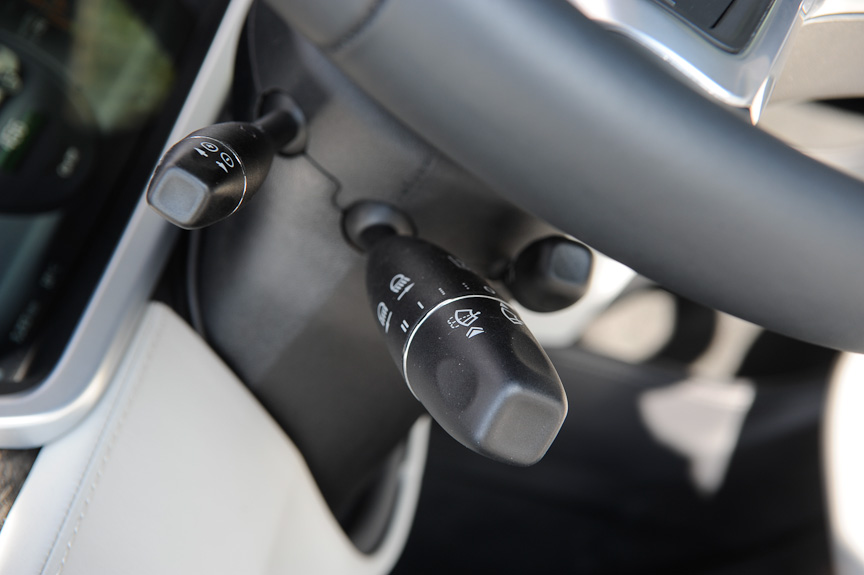 シフトレバー、燈火類とワイパーの操作が一体になったレバー、パワーウインドーやミラーのスイッチ類は、メルセデス・ベンツ車と操作方法も部材も同じ