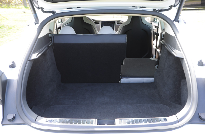 後席は6：4の分割可倒式。容量は744.7L～1645.2L