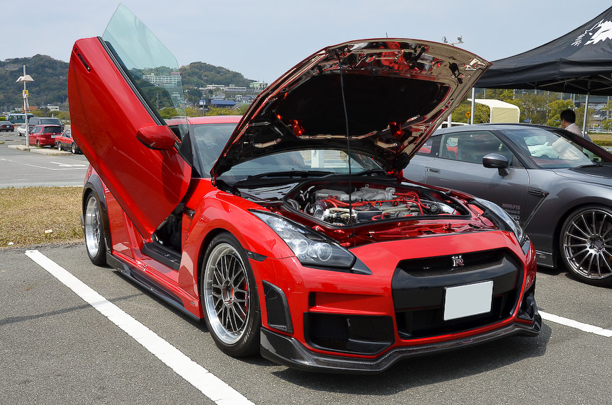 赤いモデルの方は跳ね上げ式のドアを採用。まるでシャア専用モビルスーツ、サザビーかシナンジュかといったところ