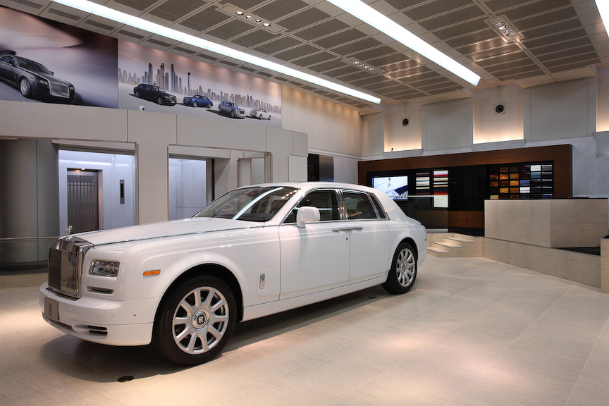 ショールーム内は最大3台を展示できるスペースを有するほか、内外装のさまざまな仕様をオーダーメードするためのレザーやカラーサンプルなども展示される