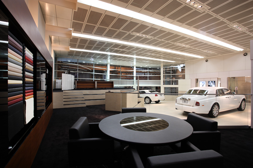 ショールーム内は最大3台を展示できるスペースを有するほか、内外装のさまざまな仕様をオーダーメードするためのレザーやカラーサンプルなども展示される
