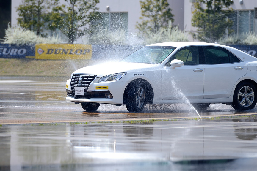 新型クラウンでVE302とVE303を乗り比べた