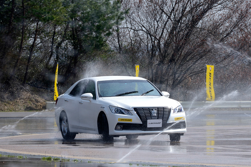 ウエット路面で定常円旋回を行った