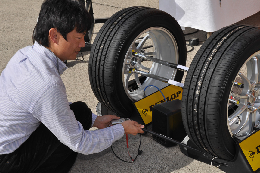 スポンジの有無による音の発生を確認。アンプがつながっており、その差が分かりやすくセッティングされていた