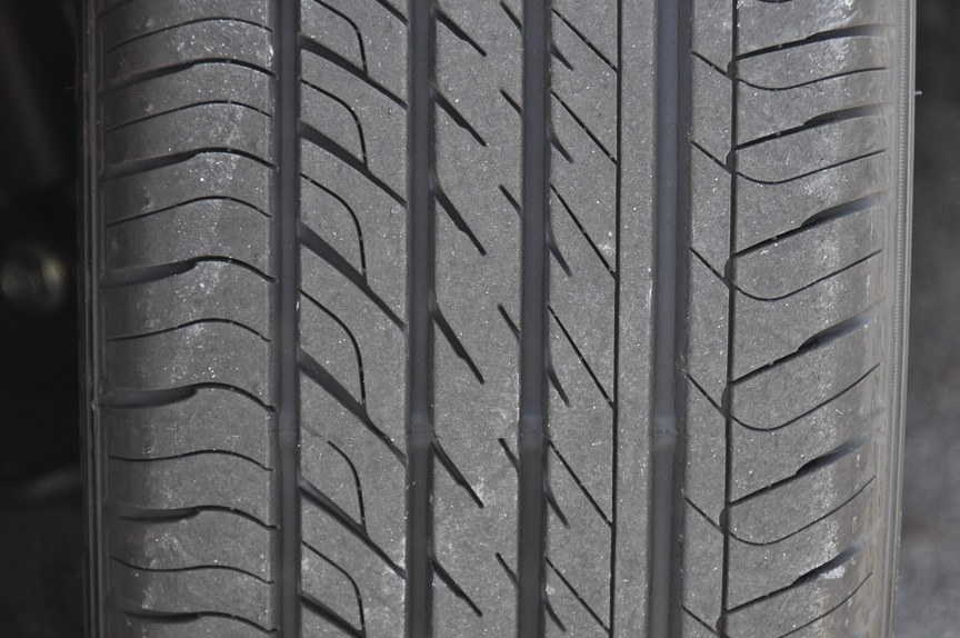 従来製品のVE302のトレッドパターン。非対称パターンを採用し、左がイン側、右がアウト側となる。上のVE303の写真と比べてもらえれば、設計思想の違いが分かる。柔らかめのラインが各所に使われているが、静粛性・しなやかさともVE303のほうが優れていた