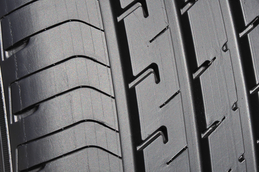 イン側の写真。主に直進時に使われる個所。ラグ溝の形状から、静粛性に配慮していることが読み取れる