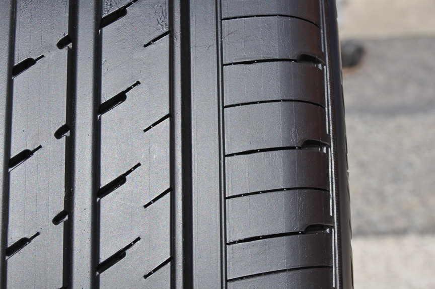 アウト側の写真。こちらは主にコーナリング時に荷重が高まる。接地面積を広く取ろうという配慮が見られる