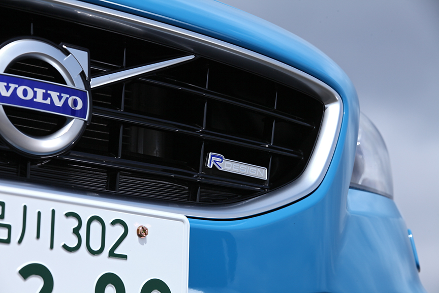 右隅にはR-DESIGNのバッヂも